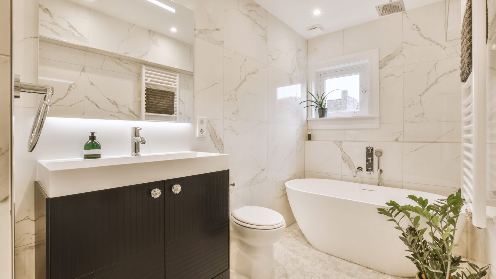 Interior design of beautiful and elegant bathroom